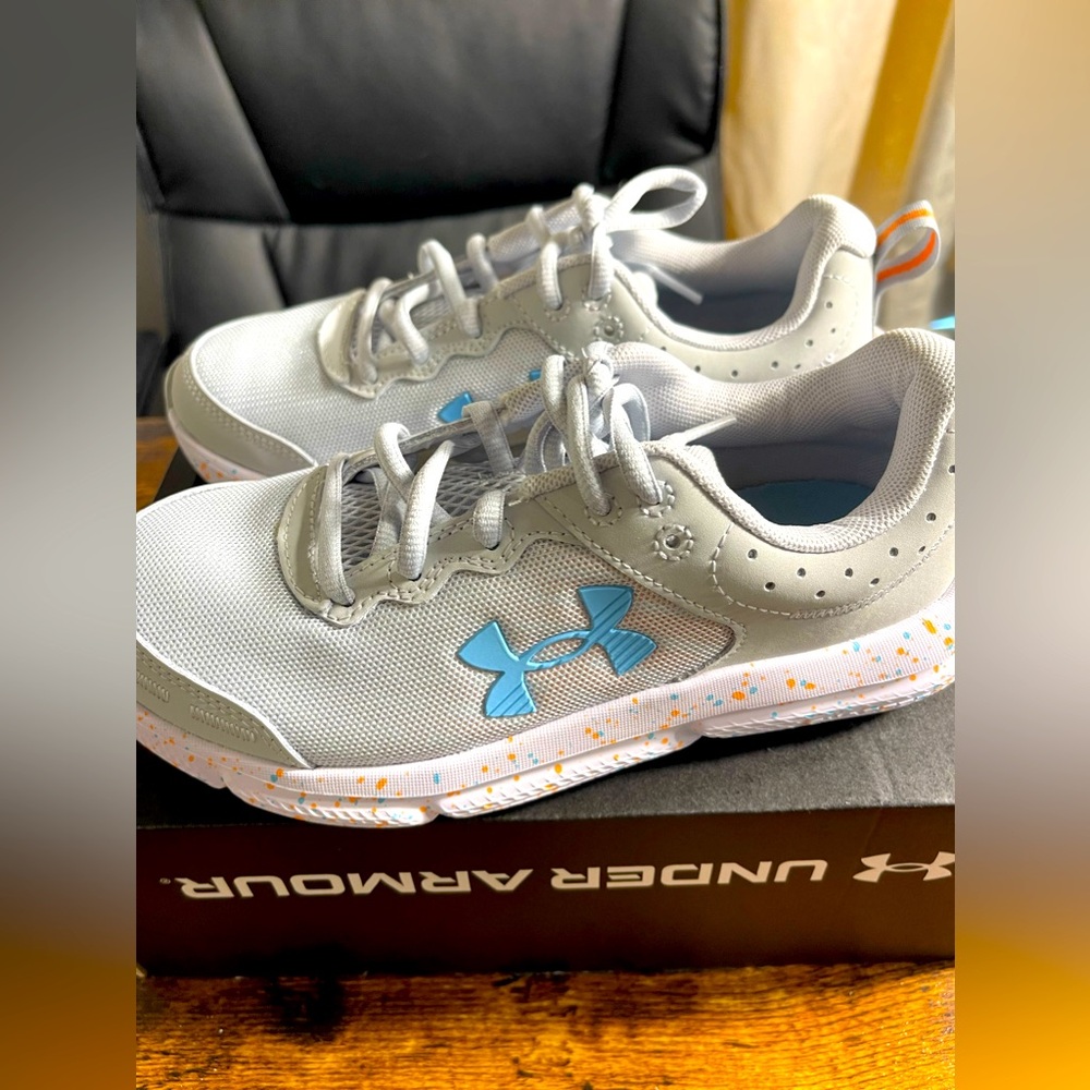 Under Armour UA Charged Assert 10 Paint Splatter Women’s Sz 6 Running Shoes New
